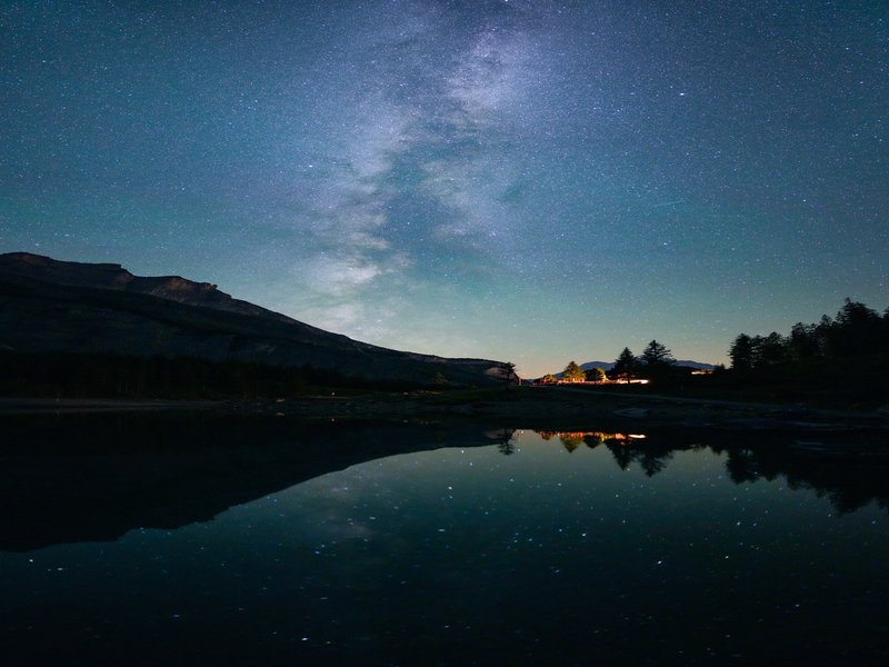 Vía Láctea sobre las montañas de la Reserva de la Biosfera de los Argüellos, León, un destino de astroturismo con cielos oscuros