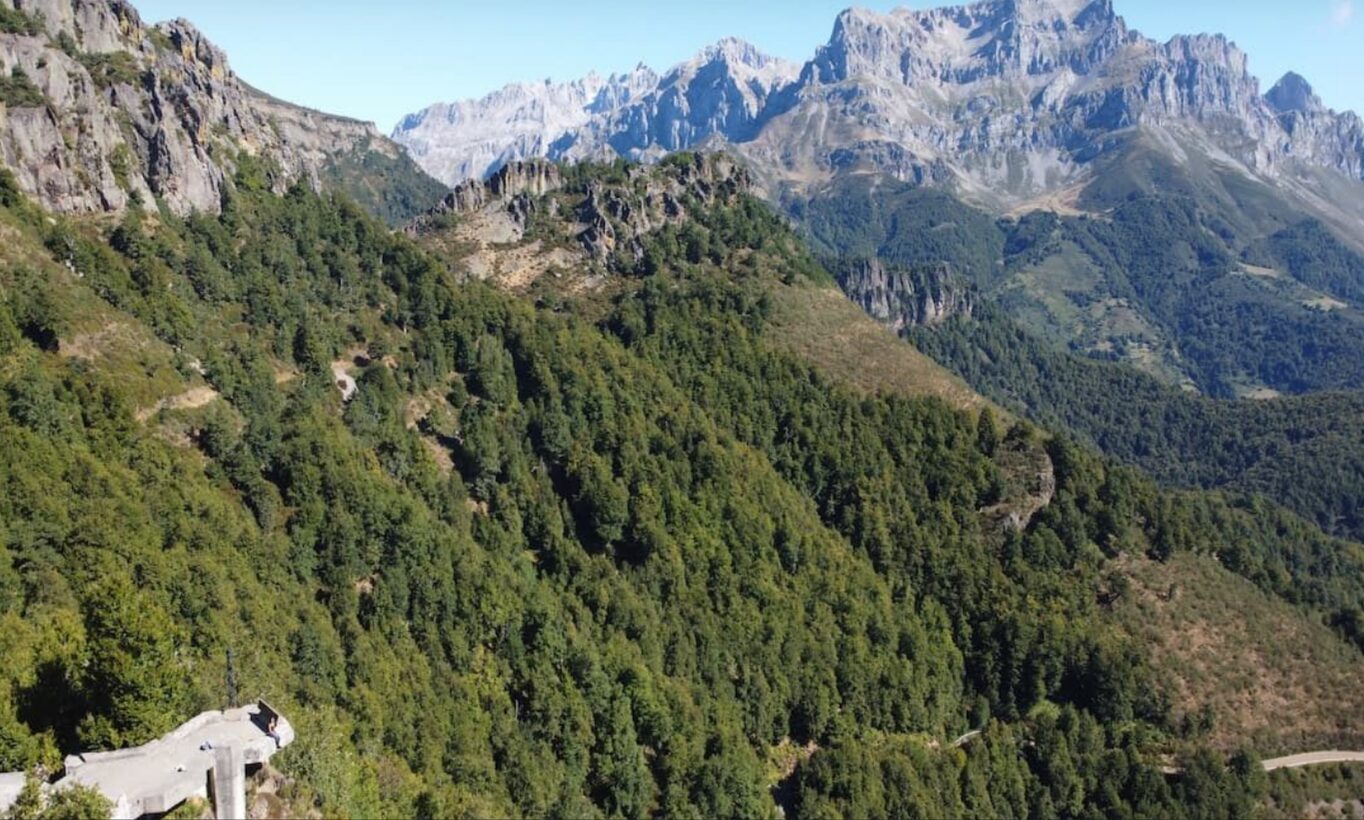 La Atalaya, torre histórica de vigilancia en las alturas de la montaña leonesa con vistas panorámicas del valle