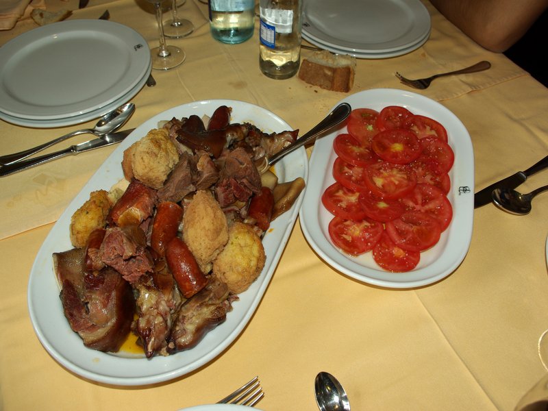 Cocido maragato servido en sus tres vuelcos tradicionales: carne, garbanzos y sopa, el plato más emblemático de la Maragatería leonesa