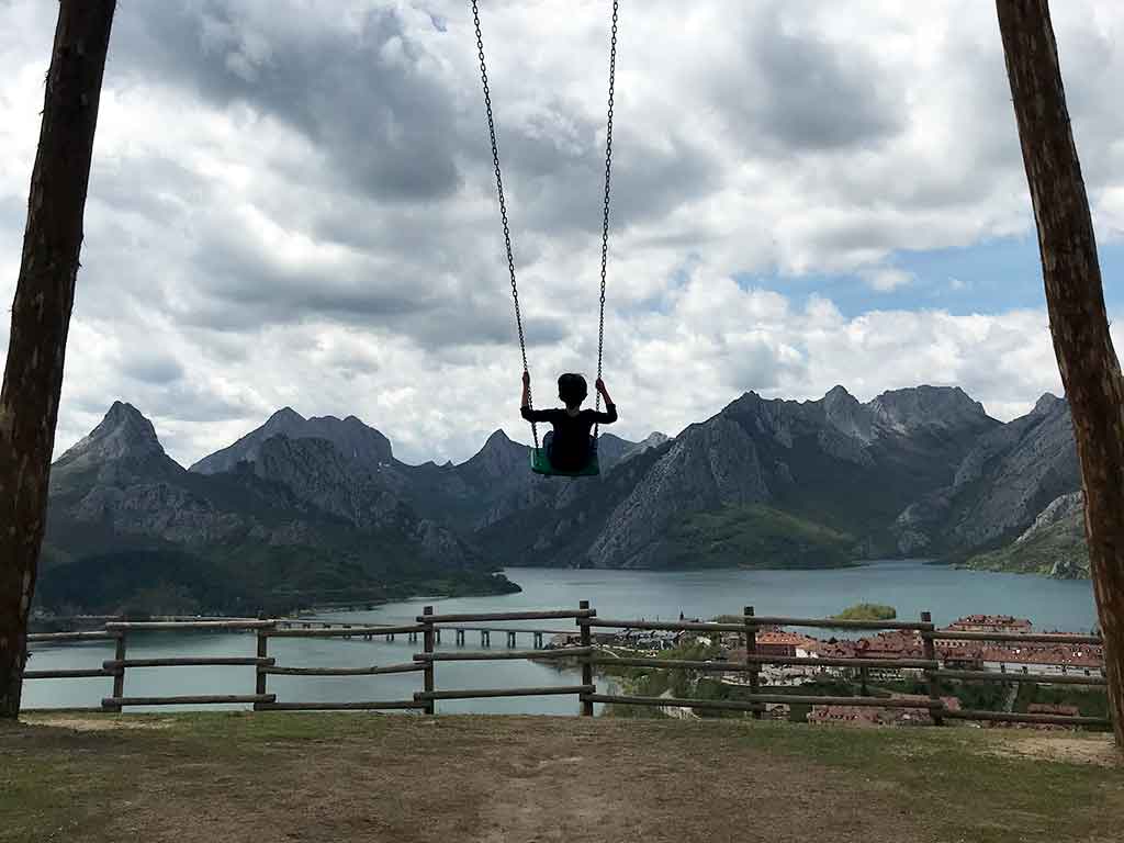 El columpio más alto de España junto a los fiordos de Riaño con vistas panorámicas del embalse