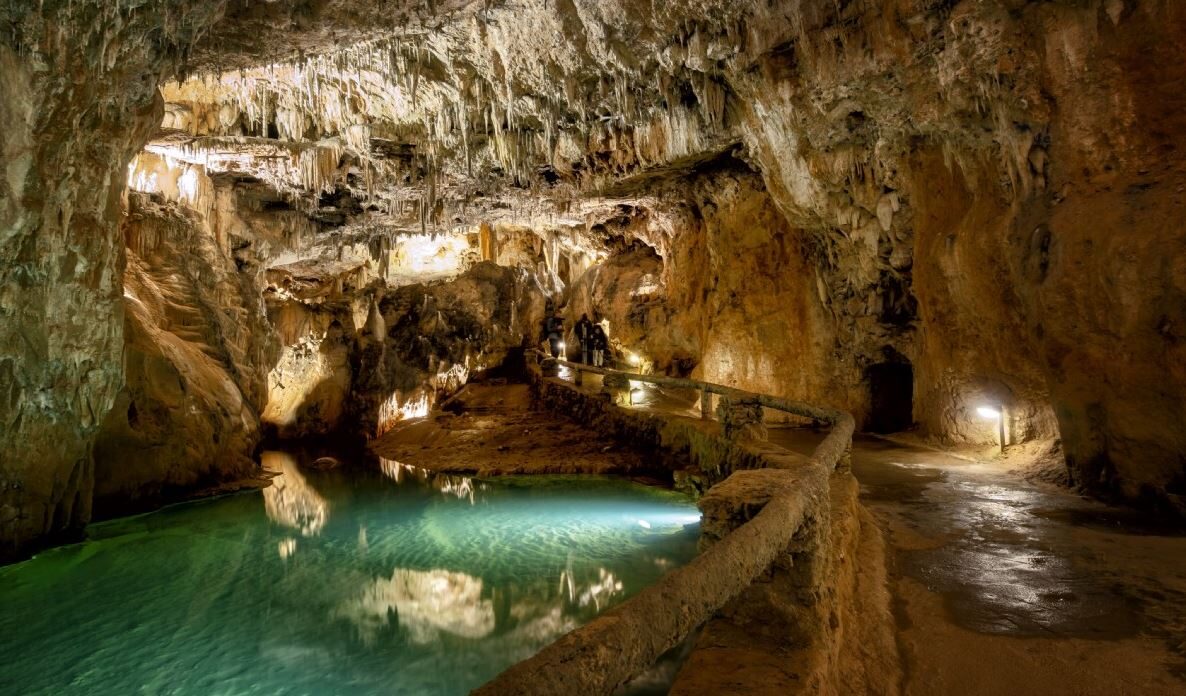 Entrada de la Cueva de Valporquero en Valporquero de Torío, León, una de las cuevas más espectaculares del norte de España