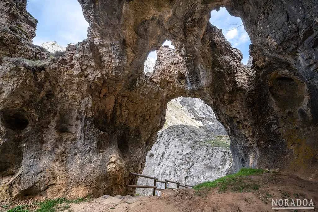 Desfiladero de los Calderones con paredes verticales de roca caliza, uno de los pasos más estrechos de la montaña leonesa