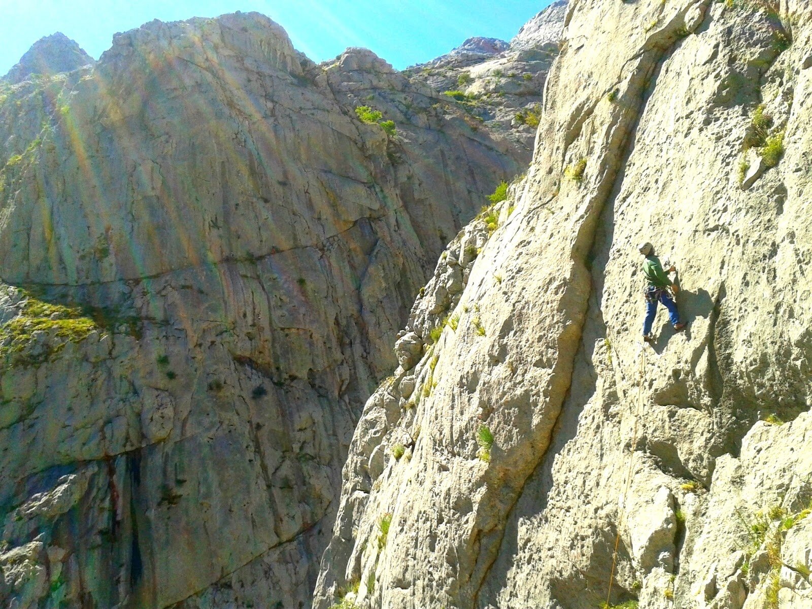 Escalada en las paredes de roca caliza del Río Torío