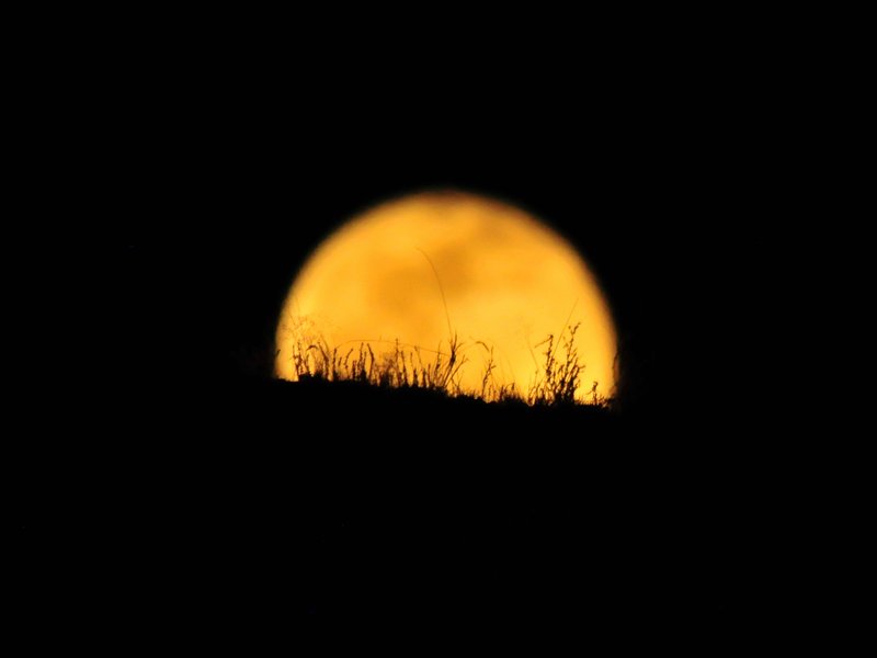Luna llena saliendo sobre las montañas de la Cordillera Cantábrica, León