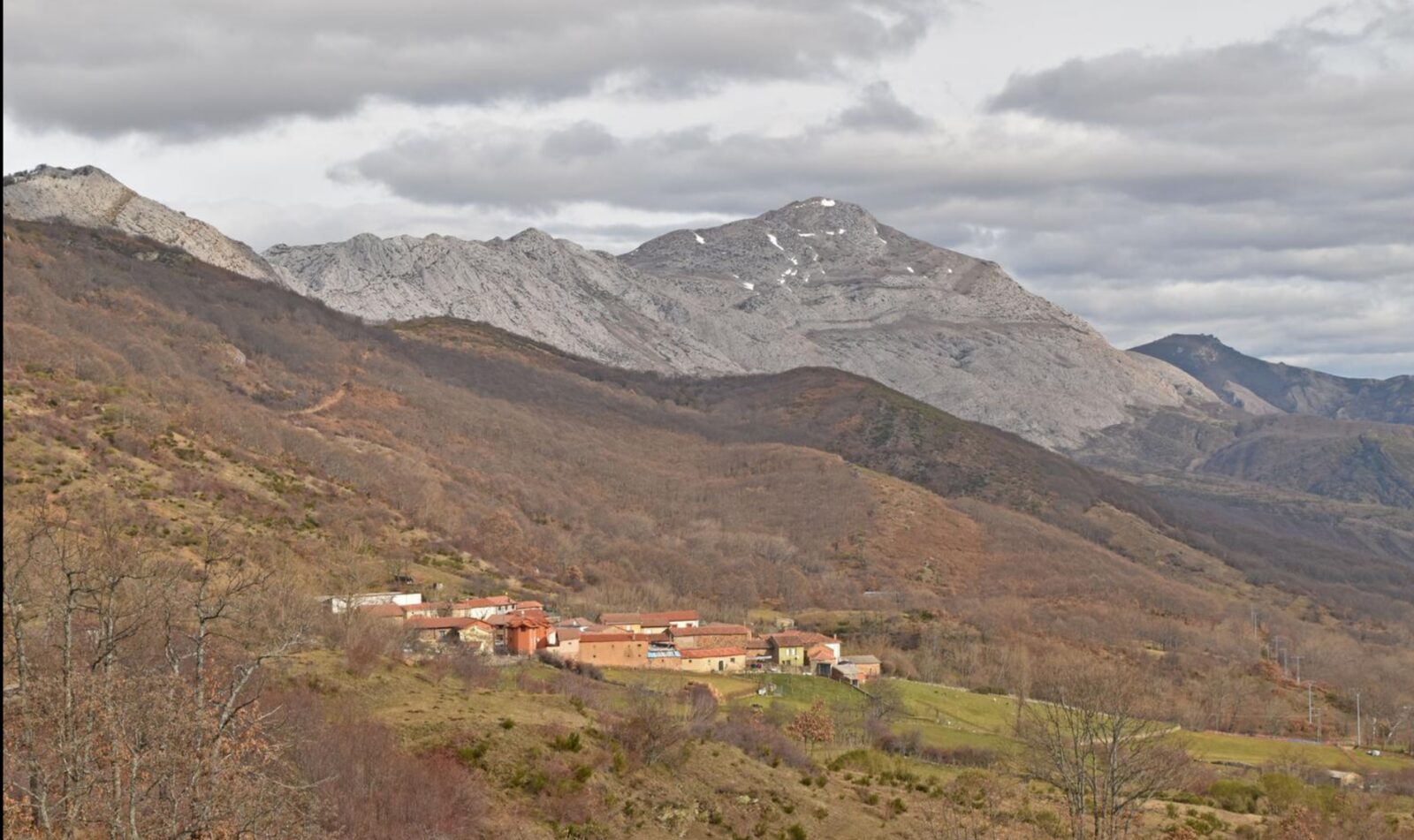 Mirador de Vegacervera con vistas panorámicas del valle y montañas de la Reserva de la Biosfera de los Argüellos