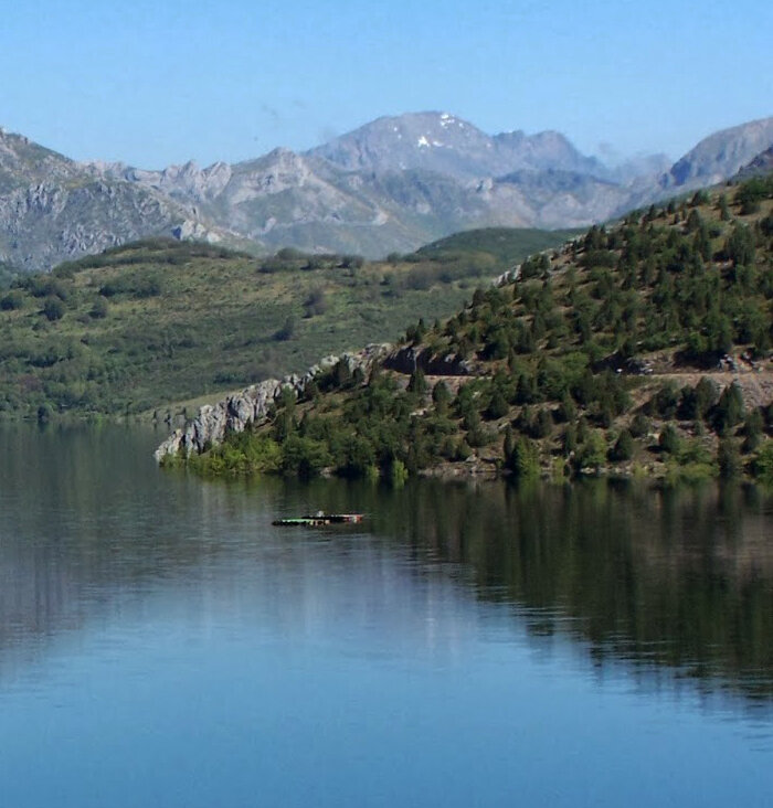 Pantano de Arbás reflejando la montaña leonesa