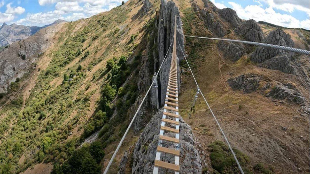 Puente tibetano sobre la garganta
