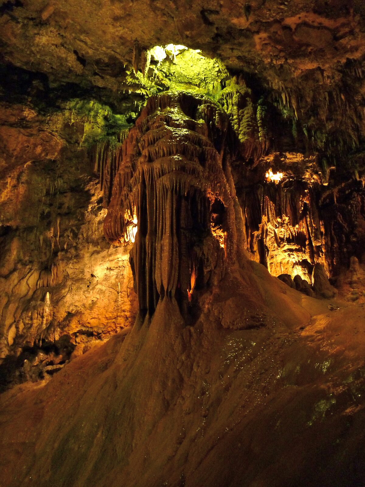 Formaciones geológicas y estalactitas en la Sala de las Maravillas de la Cueva de Valporquero, León