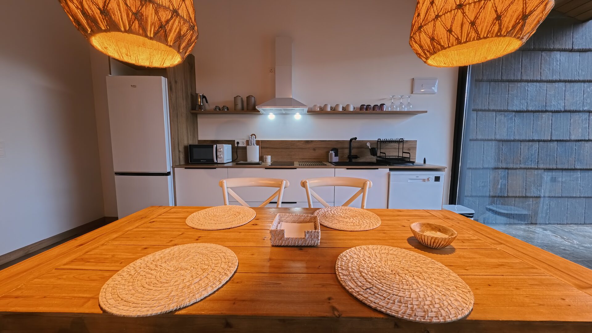 Cocina equipada de Casa Braña con mesa de madera para cuatro