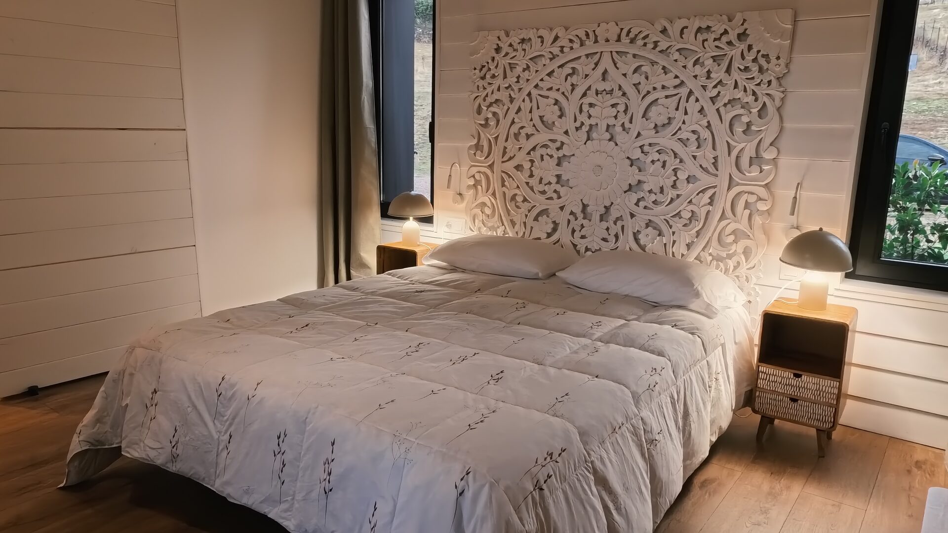 Dormitorio de Casa Braña con cama de matrimonio y cabecero tallado