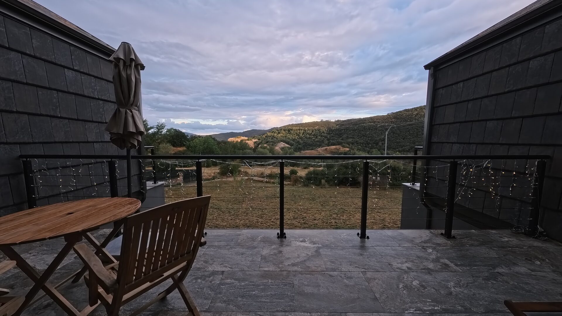 Terraza de Casa Braña al atardecer con vistas al valle