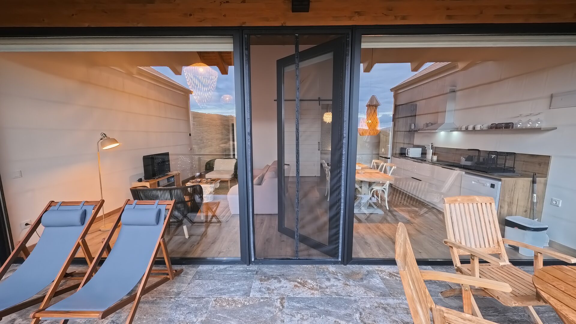 Terraza privada de Casa Braña con dos tumbonas frente al valle