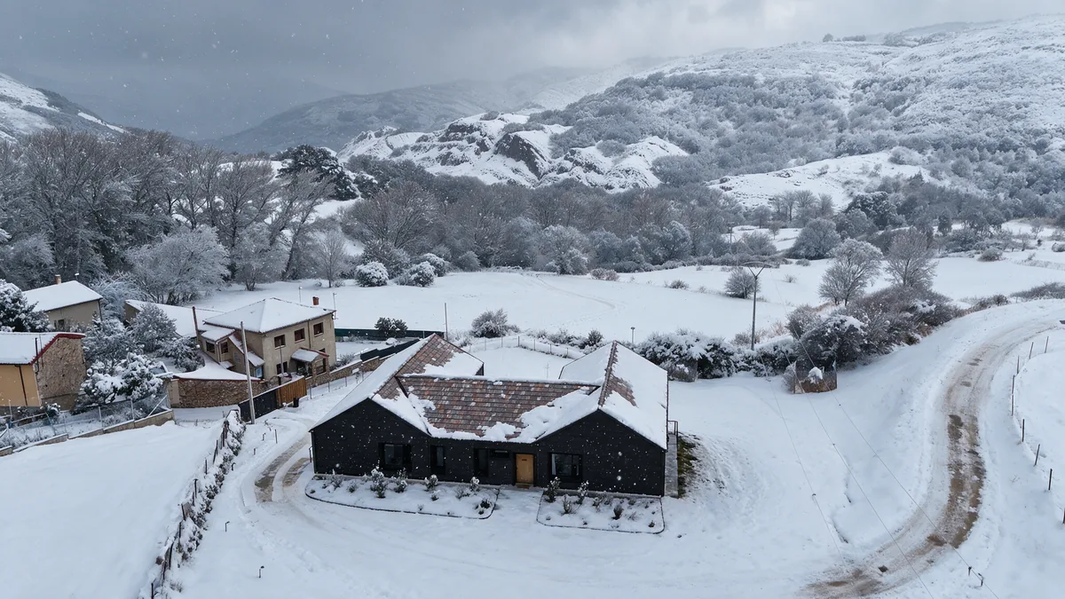 Nevada sobre las casas rurales de La Finca del Valle y el Valle de Vegacervera, montaña central leonesa
