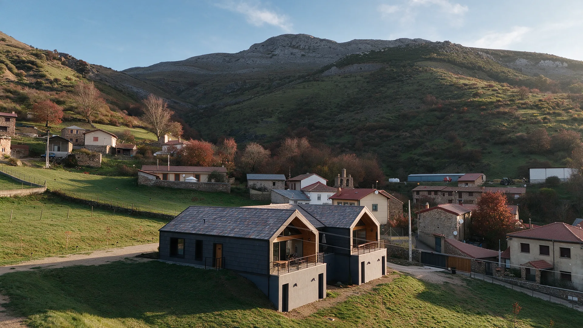 Vista aérea de las casas rurales de La Finca del Valle en otoño, sobre los prados del Valle de Vegacervera, León