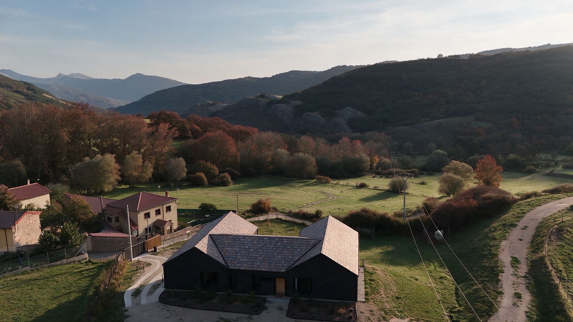 Las tres casas de La Finca del Valle mirando al Valle de Vegacervera en otoño, casa rural con encanto en León