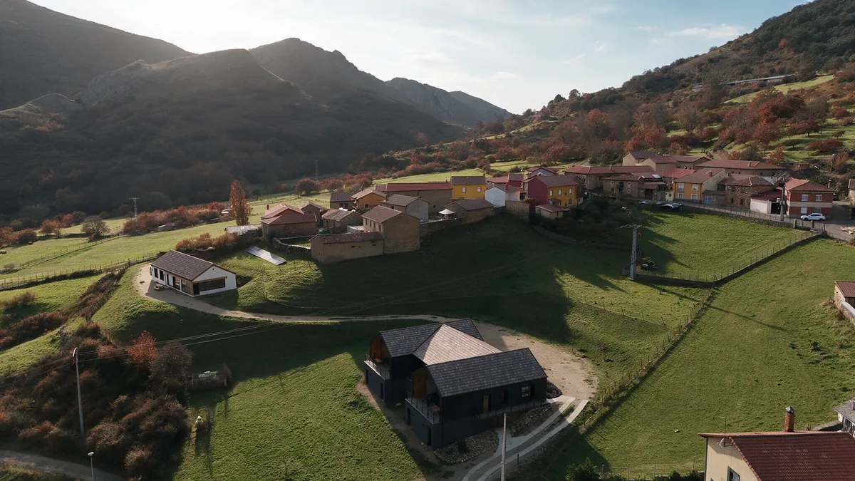 Las casas rurales de La Finca del Valle desde el lateral en otoño, junto al pueblo de Valle de Vegacervera, León
