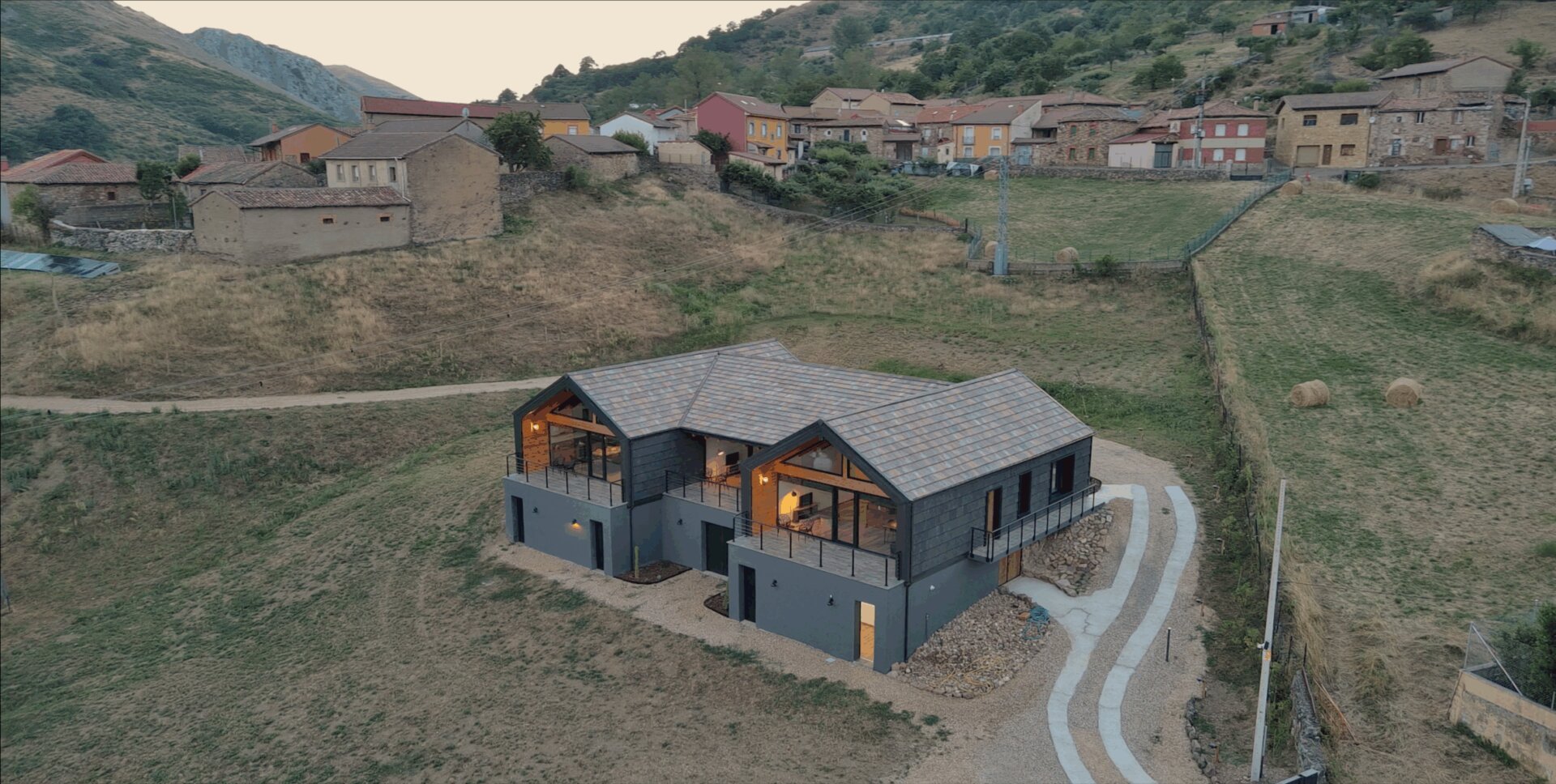 Casa rural para grupos en León: las tres casas de La Finca del Valle juntas en Vegacervera