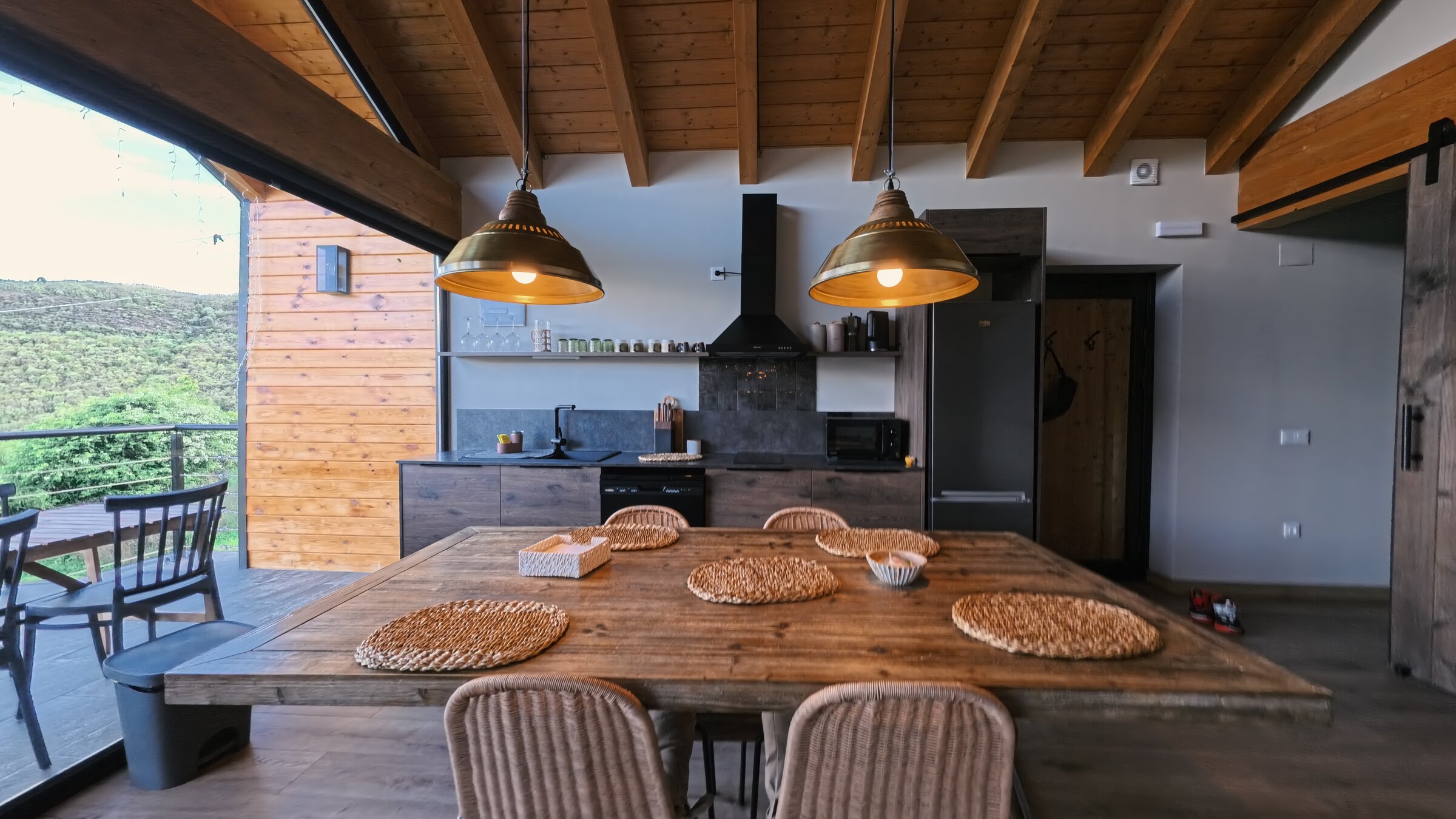 Salón de Casa Maelo con gran ventanal