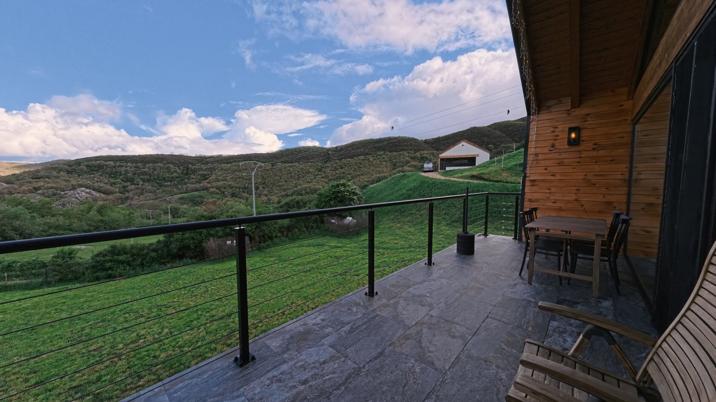 Terraza de Casa Maelo al atardecer