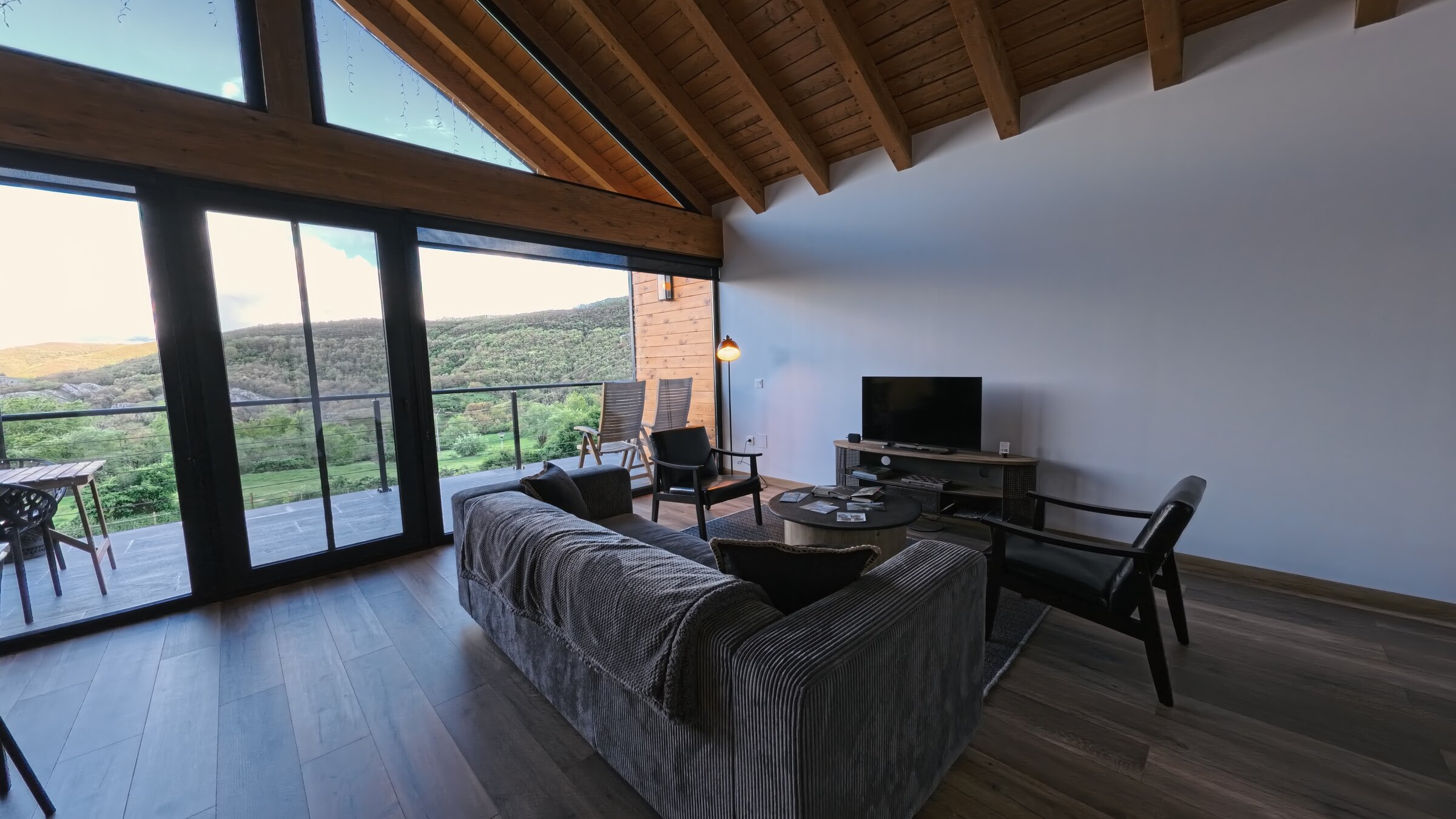 Salón de Casa Teleno con carácter cromático propio